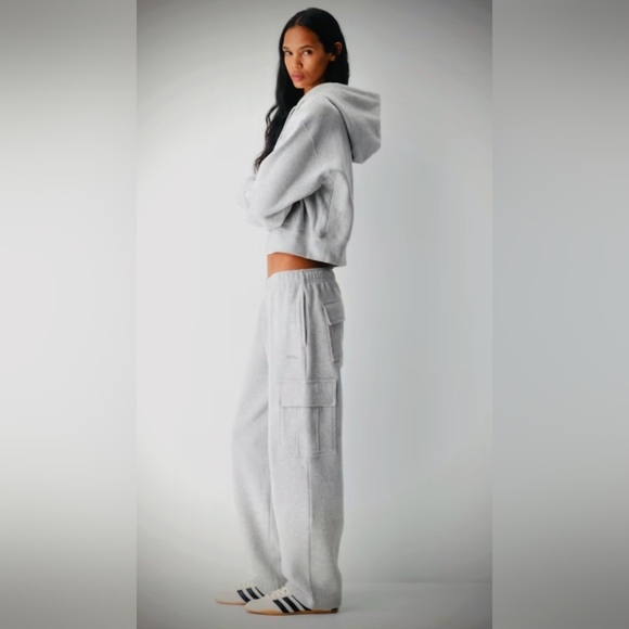 Aritzia NWOT | Aritzia Cozy Sweatfleece Mega Cargo Sweatpant | Size 2XS - Picture 1 of 10